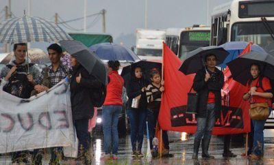 Sin respuestas, docentes cortaron de nuevo el puente internacional