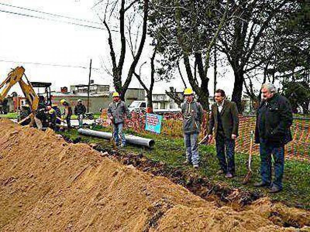 Amplan la red de agua en tres barrios de la ciudad