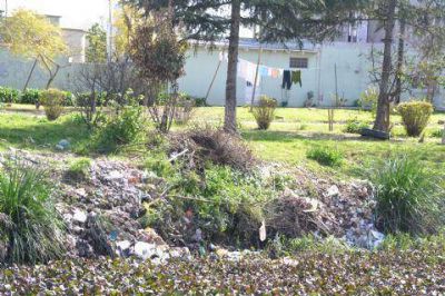 Solicitan a los vecinos no arrojar basura en los canales