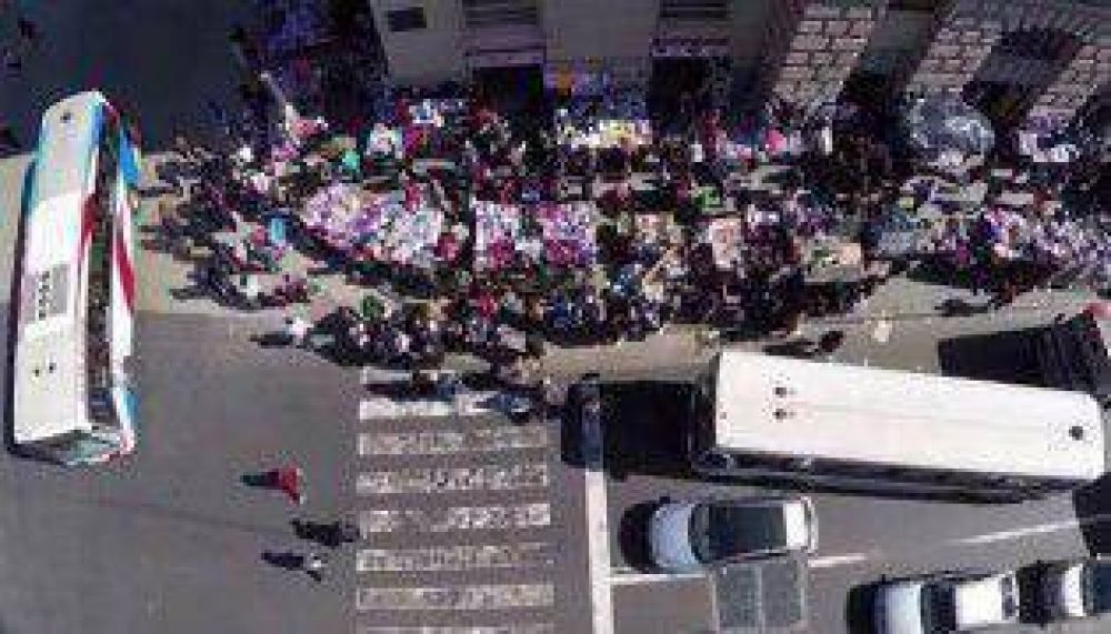 Filman con un drone la venta ambulante en Once