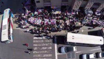 Filman con un drone la venta ambulante en Once