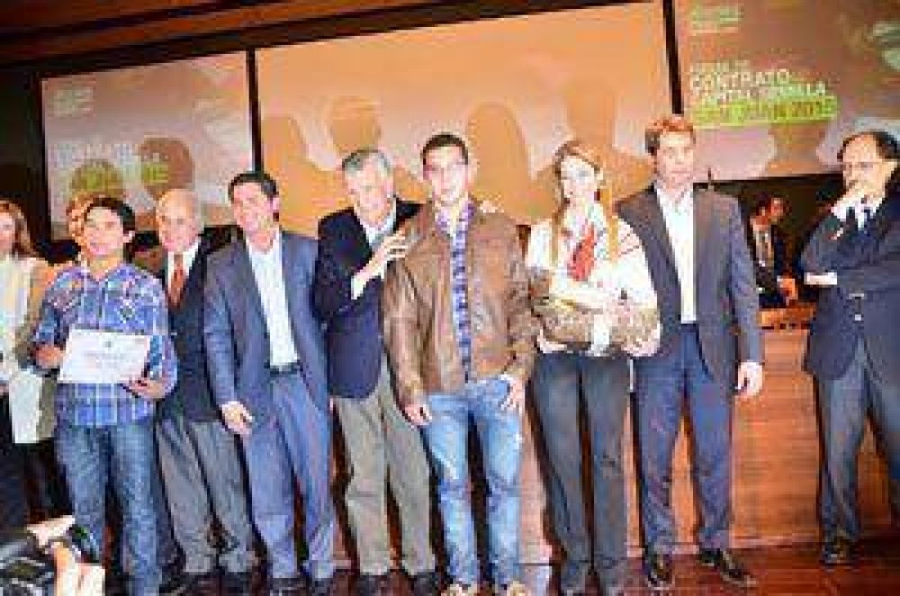  255 j�venes emprendedores recibieron su Capital Semilla