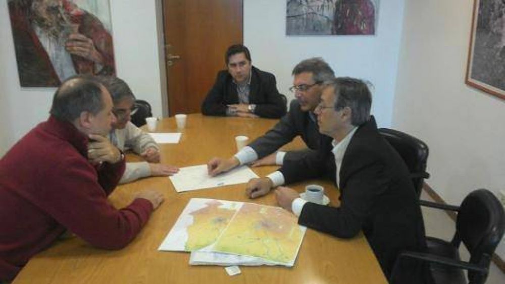 Lenzi se reuni� con el Director Provincial de Hidr�ulica
