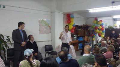 Iv�n Petrella present� su libro �Que se metan todos� a vecinos de Palermo