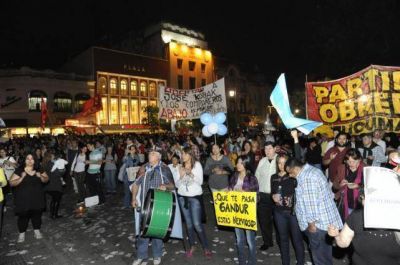 Cumplieron una semana de protestas en la plaza
