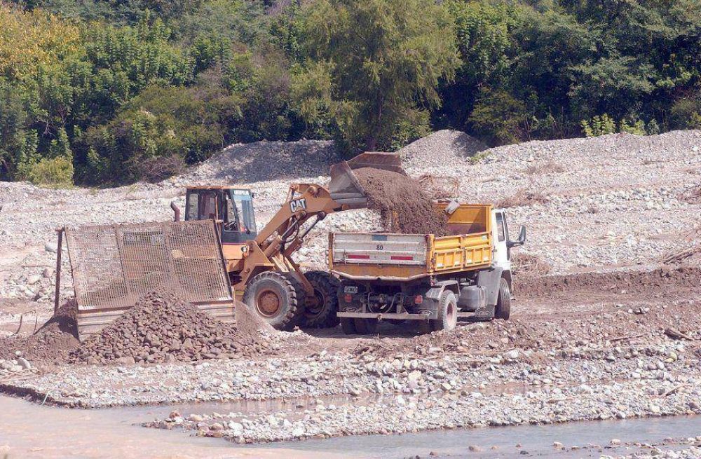 Peligro en las rutas: camiones con carga de �ridos destapadas