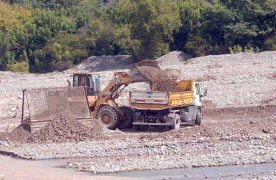 Peligro en las rutas: camiones con carga de �ridos destapadas