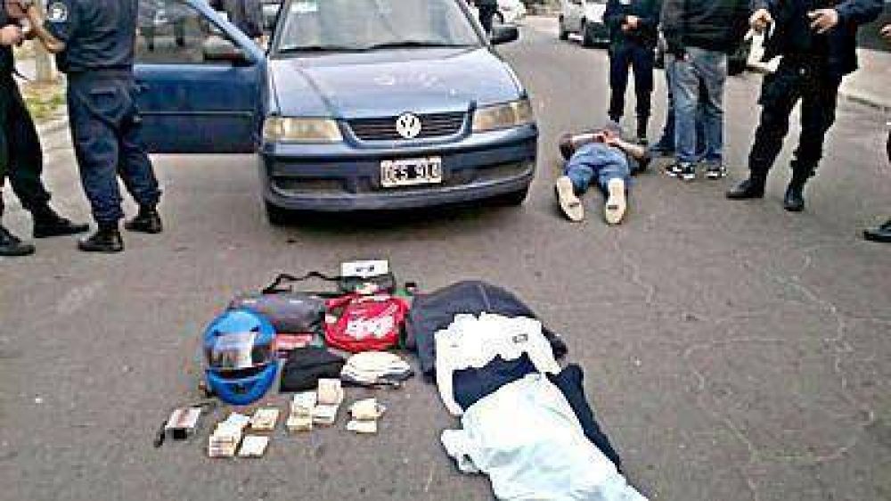 Un detenido y dos pr�fugos por robar 25.000 pesos en una financiera