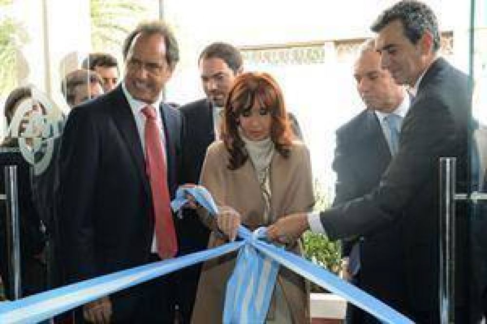 Por cadena nacional, Cristina inaugura una estaci�n de trenes en la Capital junto a Scioli y Randazzo