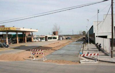 Se realizan trabajos de bacheo sobre la calle de ingreso y egreso al parador La Carmela.