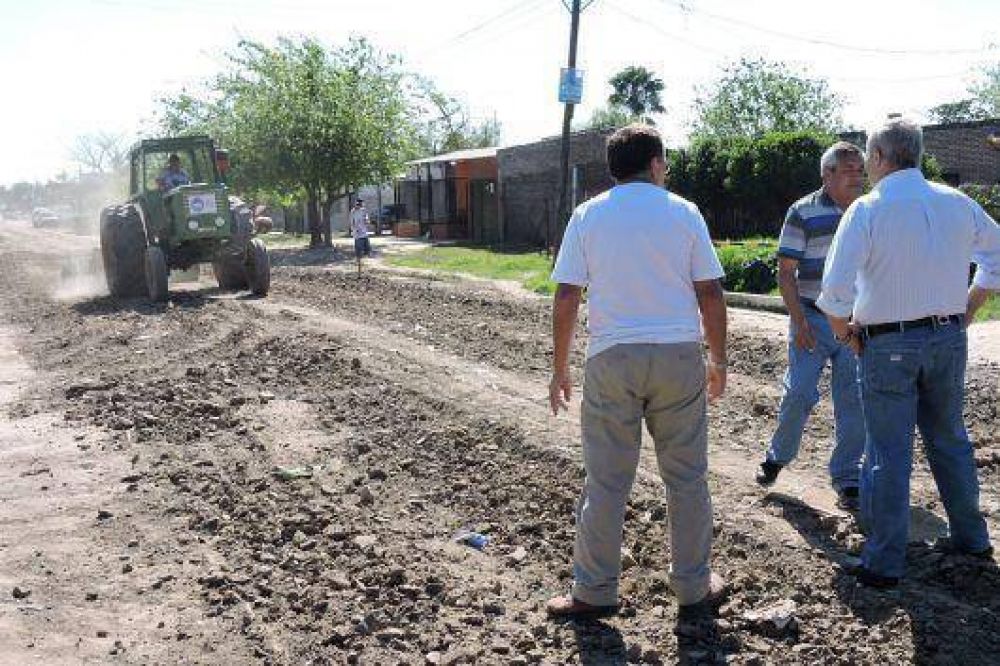 Barrio La Olla: se coordin� obras pluviales, enripiado y entreg� una vivienda social