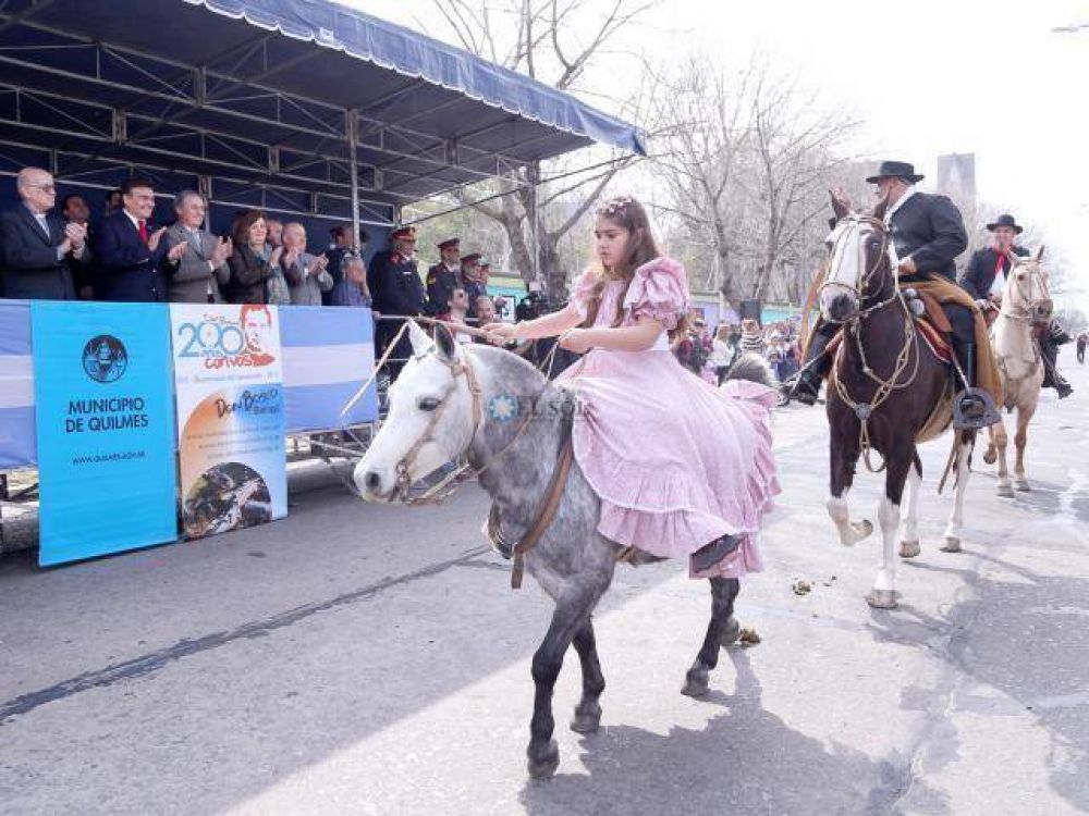 Guti�rrez celebr� con los vecinos en el desfile de Bernal