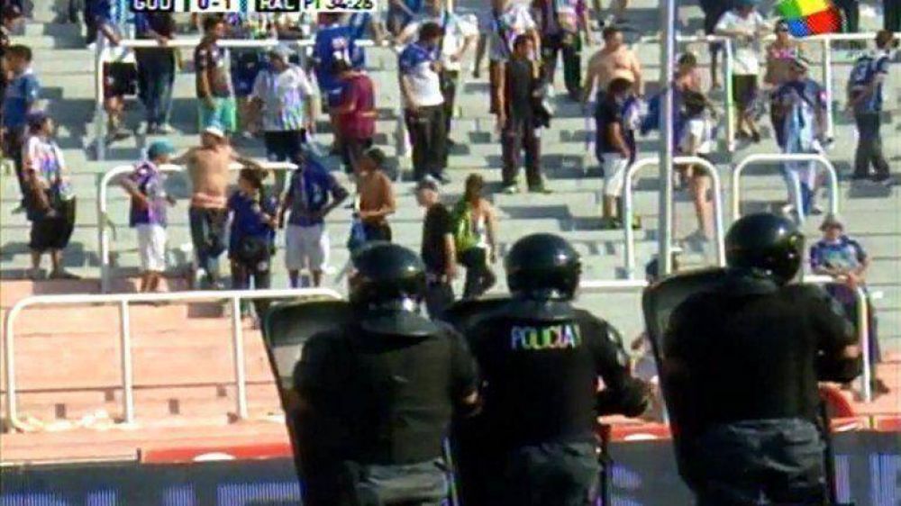 La violencia, siempre presente: Racing derrotaba a Godoy Cruz, pero el partido fue suspendido por serios incidentes en la tribuna local