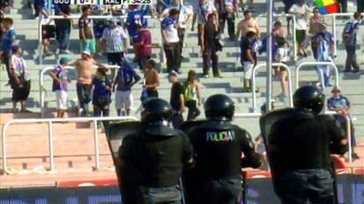 La violencia, siempre presente: Racing derrotaba a Godoy Cruz, pero el partido fue suspendido por serios incidentes en la tribuna local