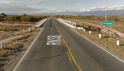 Muri� un joven motociclista tras chocar con un cami�n