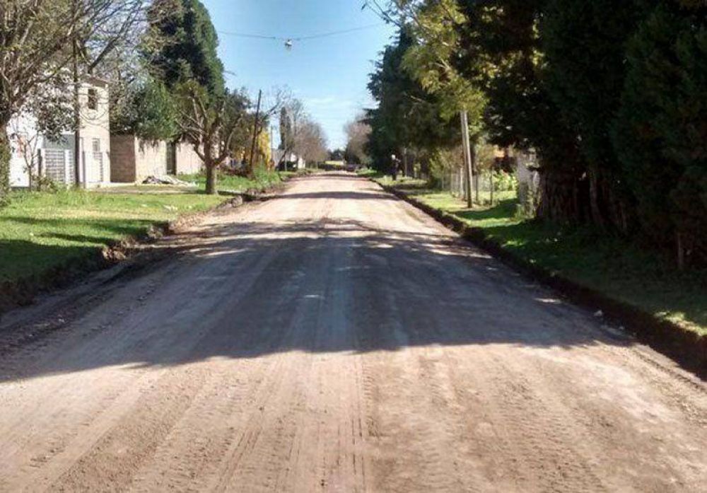 La Municipalidad asfalta calles de la vecinal Estaci�n Parera