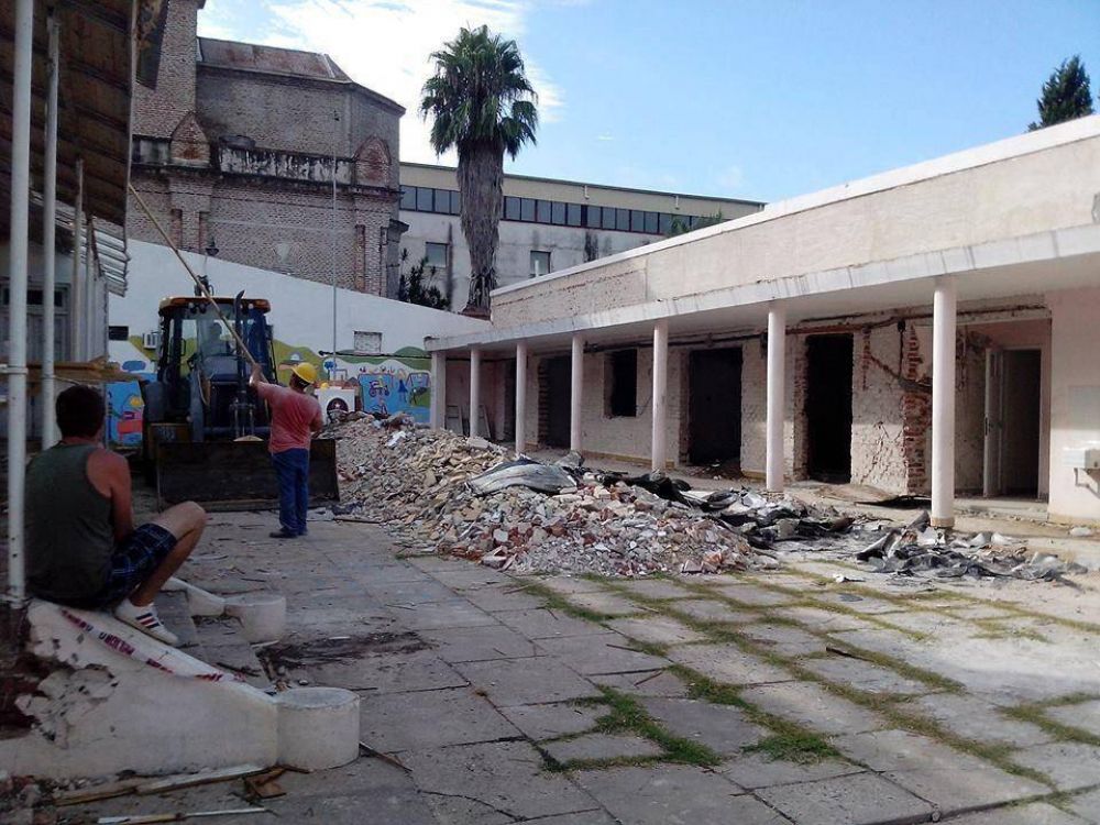 Docentes de Paran� proyectar�n en la explanada de la Casa Gris im�genes del �deplorable� estado de las escuelas 