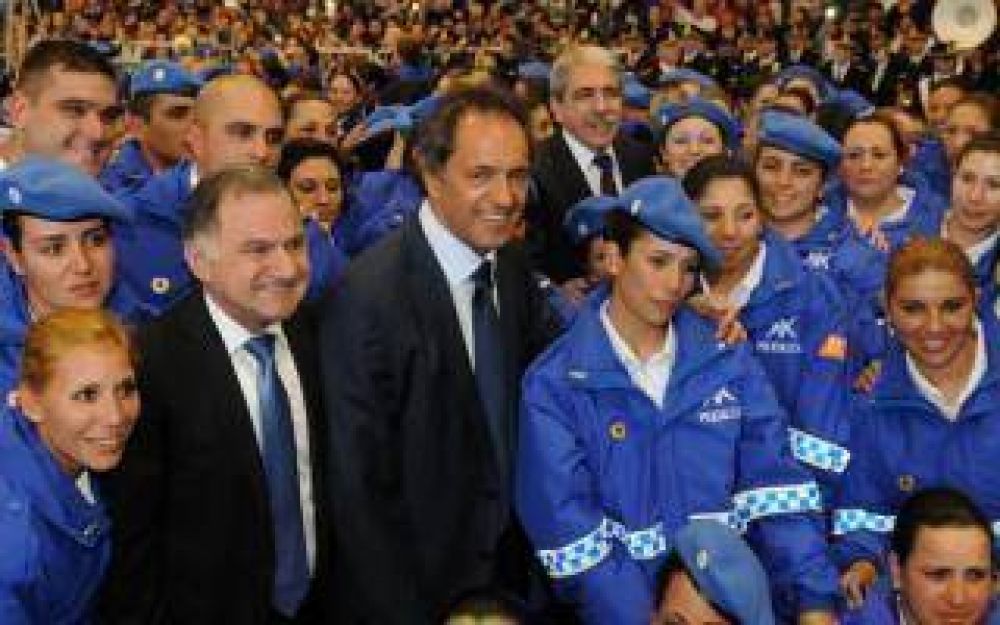 Scioli encabez� egreso de oficiales de la Polic�a Local en Florencio Varela