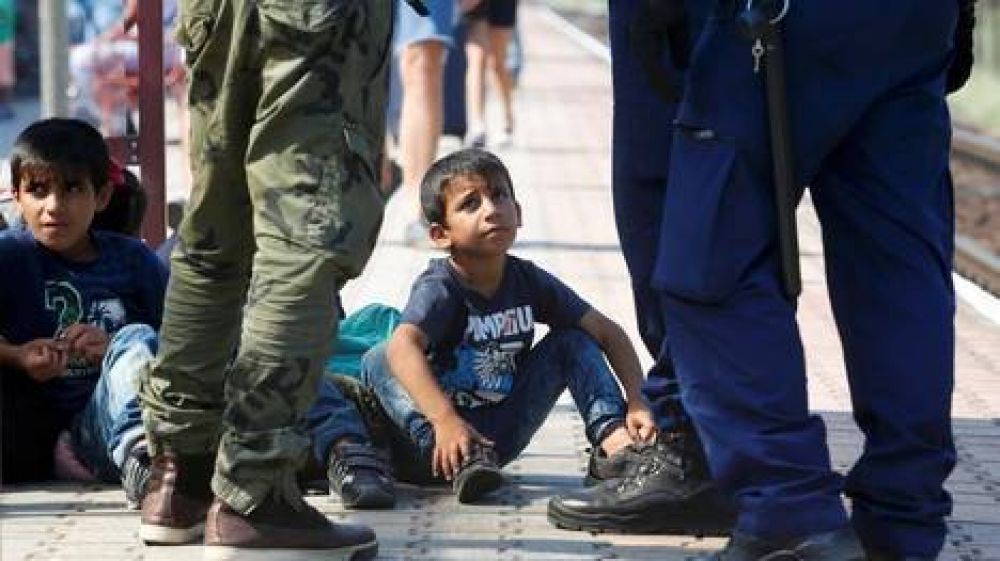 Detienen un tren con m�s de 300 inmigrantes en la frontera entre Austria y Hungr�a