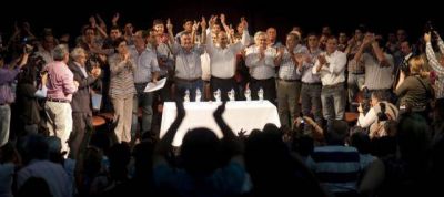 El PJ festej�, pidi� respetar la voluntad popular y acus� a Cano y a Amaya de generar caos social