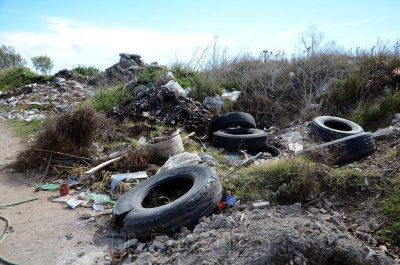 Realizan la limpieza de basurales a cielo abierto