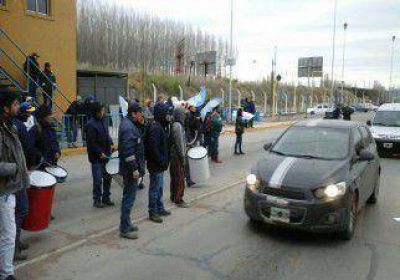 Trabajadores municipales protestan en los puentes 