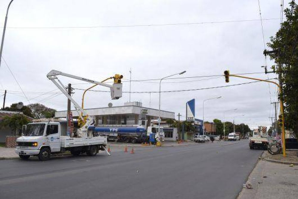 Instalan nuevos sem�foros en la intersecci�n de Maip� y Fragata La Argentina