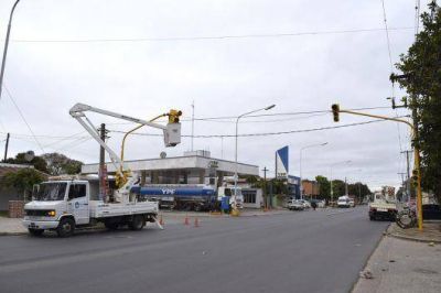 Instalan nuevos sem�foros en la intersecci�n de Maip� y Fragata La Argentina