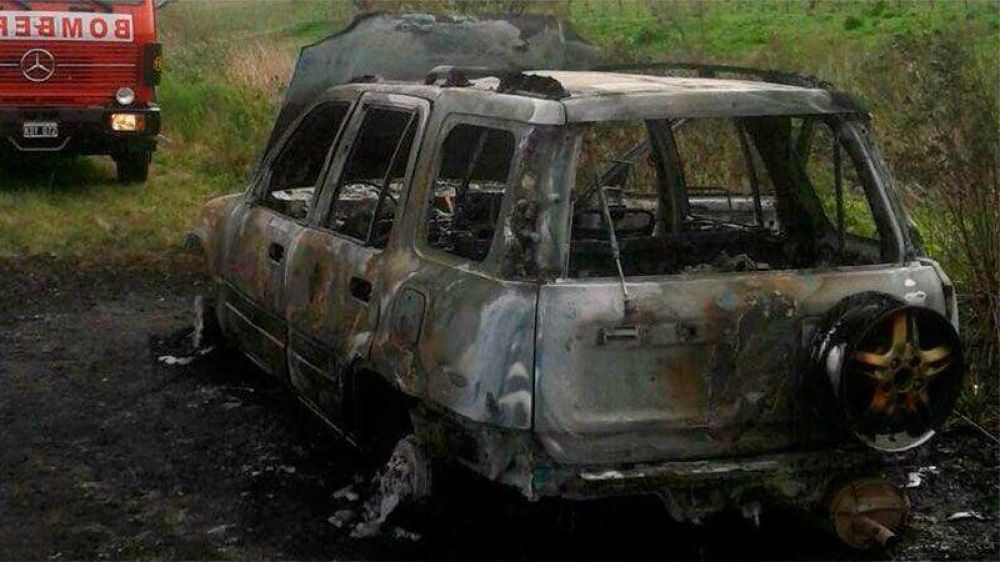 Auto se incendi� en plena macha y qued� destruido por las llamas