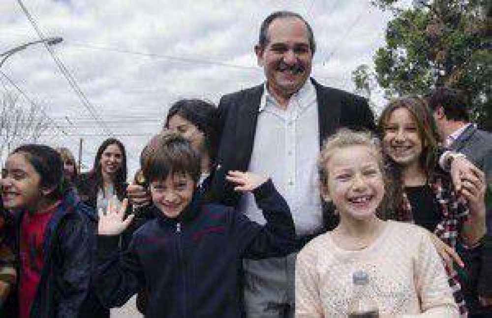 Alperovich reaccion� a las cr�ticas: �a la gente humilde no la compra nadie�