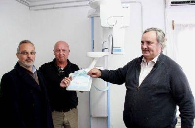 De la Torre inaugur� nuevo equipo odontol�gico en el Hospital Central
