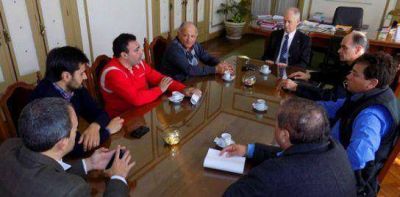 Forman una mesa de seguridad con taxistas