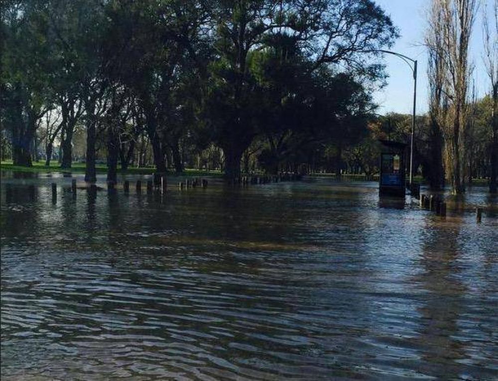 La crecida del R�o de La Plata lleg� hasta los Lagos de Palermo