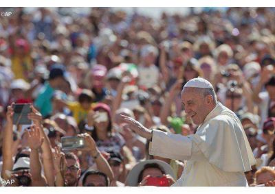 El flujo de un estilo familiar devuelve la esperanza, el Papa en la catequesis