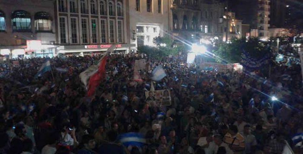 Militantes de la UCR acampan en Plaza Independencia