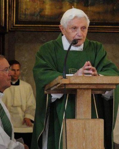 Benedicto se reuni� con sus antiguos alumnos; habl� del coraz�n puro