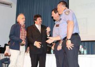 Closs present� Escuela Segura, un programa de colaboraci�n entre escuelas y polic�as