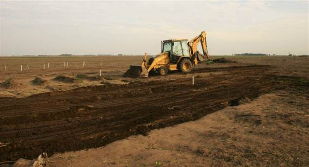 Comenz� la tarea de nivelado de terreno en la Estaci�n Experimental Barnetche, del INTA