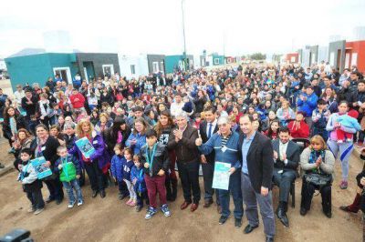 El gobernador Poggi entreg� las viviendas a 74 familias en La Punta
