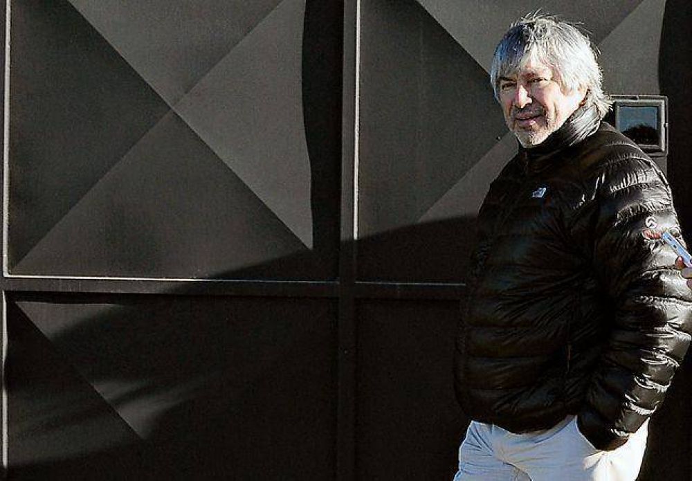Austral Construcciones abandon� obras, no paga quincenas y se arman piquetes y cortes de rutas