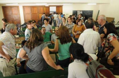 No hubo acuerdo entre la UNT y los docentes en el primer mitin por el adicional