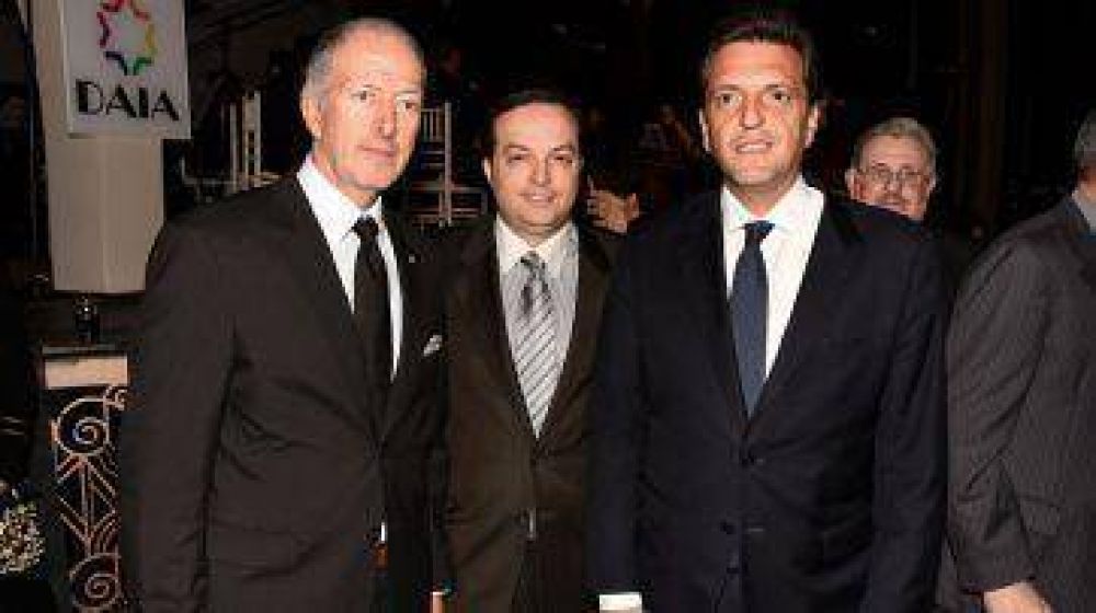 Candidato K mima a Massa en Twitter