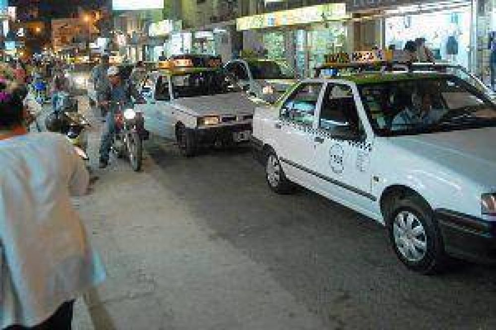 Confirman una tarifa nocturna para los viajes en taxi en capital