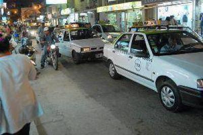 Confirman una tarifa nocturna para los viajes en taxi en capital
