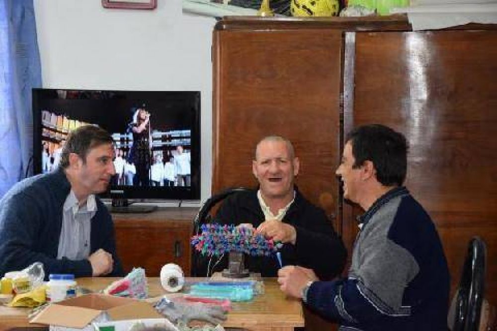 Luciani visit� distintas instituciones y entreg� equipamientos