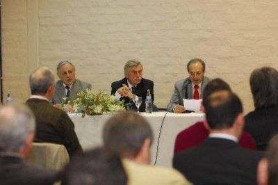 Cost�, pero intendentes del PJ limaron asperezas 