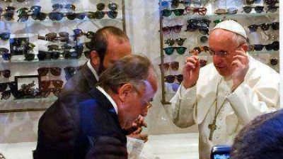 Fotos: el papa Francisco sali� a comprar anteojos nuevos