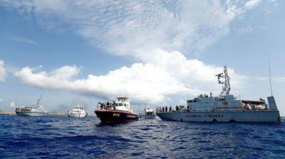 Buscan a 23 inmigrantes desaparecidos en el Mediterr�neo tras un nuevo naufragio