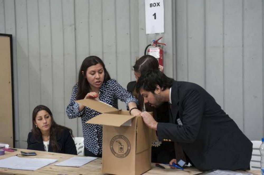 Con el 25% escrutado, el oficialismo insiste con la transparencia y la oposici�n, con el fraude