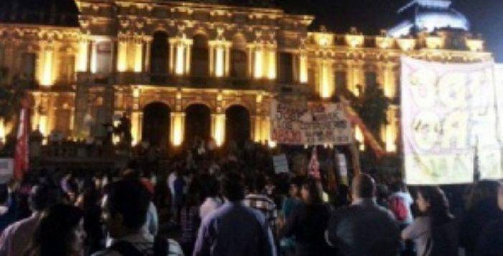 Unas 200 personas se volvieron a manifestar en plaza Independencia